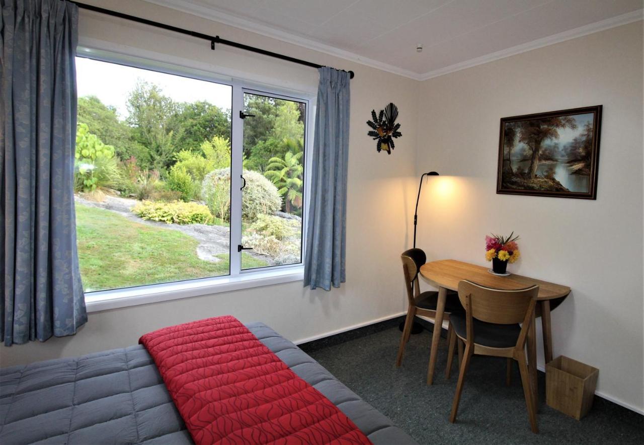 Labyrinth Gardens Guest House Takaka Exterior foto