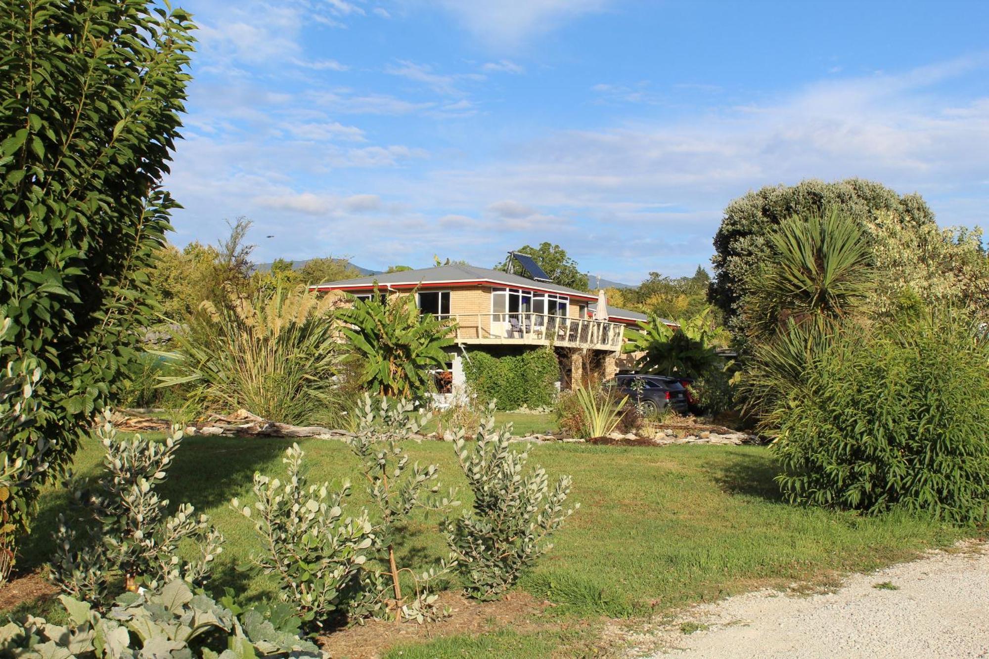 Labyrinth Gardens Guest House Takaka Exterior foto